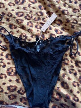 Skims M thong